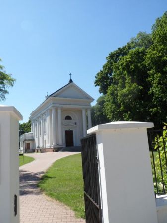 kościół pw. Wniebowzięcia NMP w parafii św. Zygmunta w Opinogórze Górnej.  - tuż za zespołem pałacowo-parkowym Krasińskich.