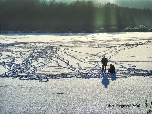 Poniatowa, Duży staw raj dla wędkarzy w zimowej aurze - foto. Krzysztof Goleń