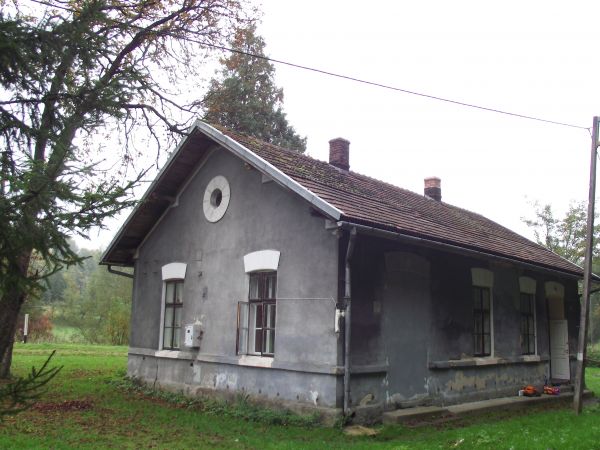 budynek dworca PKP, wzniesiony na przeł. XIX / XX wieku, w przysiółku Uherce Tunel  - tam też były mieszkania służbowe a może i kasa oraz poczekalnia ?