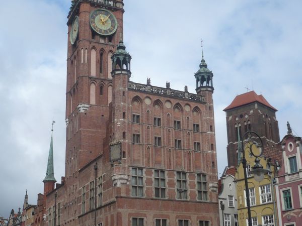 Ratusz w tle fontanna Neptuna i wieża Bzyliki.