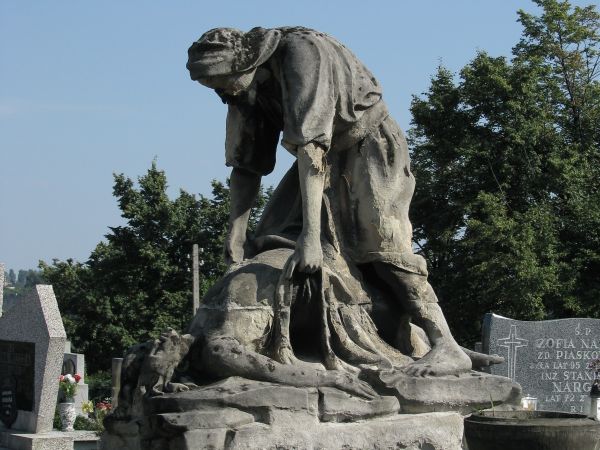 Figury nagrobne na zabytkowej części  cmentarza