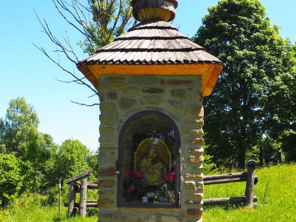 kapliczka wotywna - dar mieszkańców wsi, przed wejściem na cmentarz.