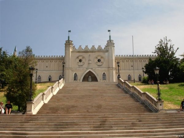 Zamek krolewski w Lublinie z Kaplica Zamkowa. Powstal w XII wieku, wielokrotnie przebudowywany.
W czasie II W.S. niemieckie wiezienie, miejsce kazni wielu Pola