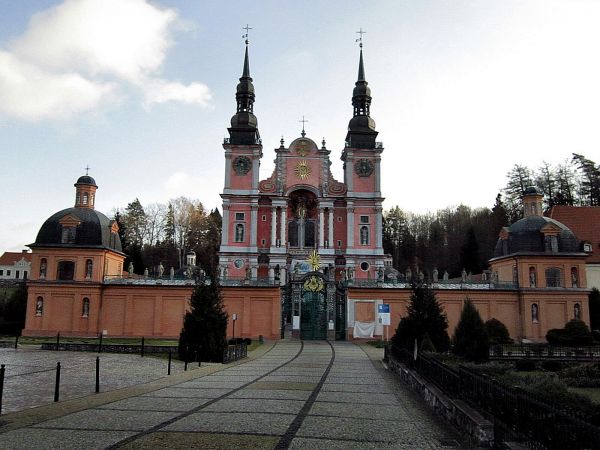 Największą atrakcją  turystyczną  w Świętej Lipce jest  Sanktuarium Maryjne. Bazylikę widzimy w nowym kolorze. 2011-12-06