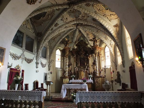 Prezbiterium kościoła św. Marii Magdaleny - ołtarz główny dzieło Ignacego Klahra