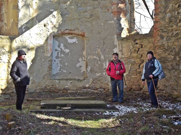 wnętrze cerkwi, w przekazach przewodnickich wspomina się iż tu pod płytą  nawy jest krypta grobowa fundatora cerkwi i jego bliskich. Włodzimierz Poźniak był ojc