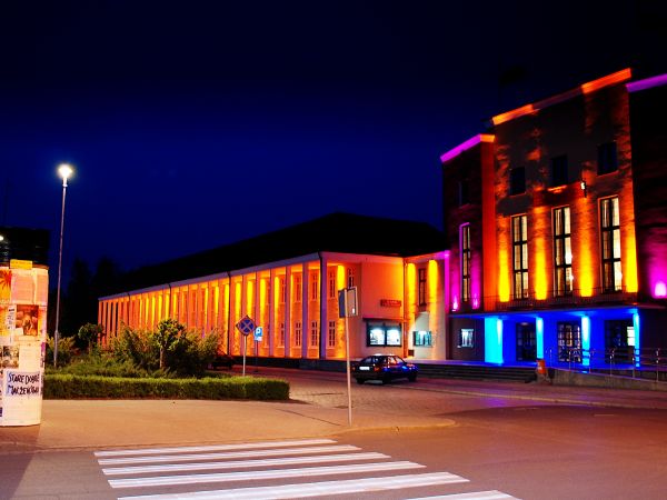 Fragment  placu  Staszica nocą.