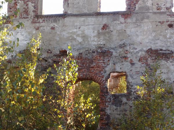 Ruiny renesansowego zamku z XVI w., przebudowanego w XIX w.