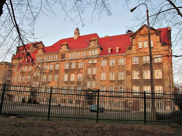 Liceum ogólnokształcace nr 6 przy ulicy Głębokiej i Siennickiej
