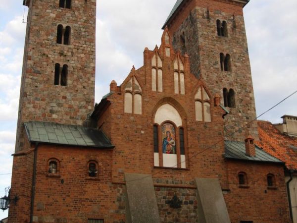 Klasztor pełnił ważne funkcje obronne. W 1361 r. przebywał tu Kazimierz Wielki. W lipcu 1410 r. Władysław Jagiełło po przeprawie przez Wisłę modlił się tu o pow