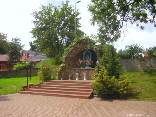 Dalej w lewo od wejścia południowego: grota Matki Boskiej Fatimskiej...
