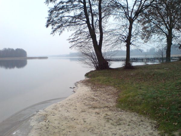 Sępólno Krajeńskie - widok z plaży miejskiej na jezioro.