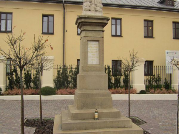 Pomnik Błog.Jana z Dukli - przy Bazylice oo Bernardynów