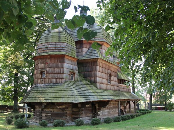 Cerkiew Narodzenia Przenajświętszej Bogurodzicy w Chotyńcu . Zbudowana w 1615 roku.