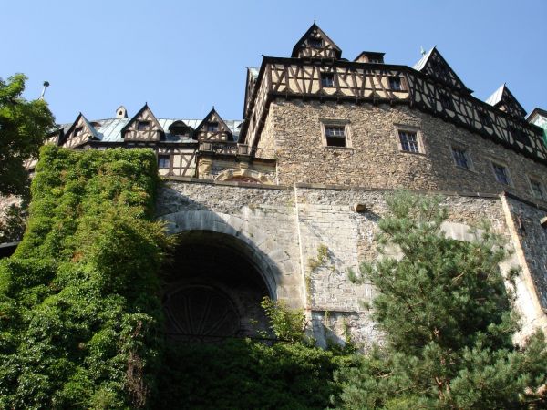 Zamek Książ - wybudowany w latach 1288-1292 przez księcia świdnicko-jaworskiego Bolka I Surowego . Od 1509 r. jako zastaw, a od 1605 r. wykupiony i wlasnosc dzi