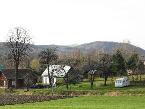 z przysiółka "Wiśnik" lub "Wisznik" /okolice dworu/ widok na górę i Las Chełmiec, za domami - doliną płynie potok Niebieszczanka a zaraz jego wody z prawej zasi