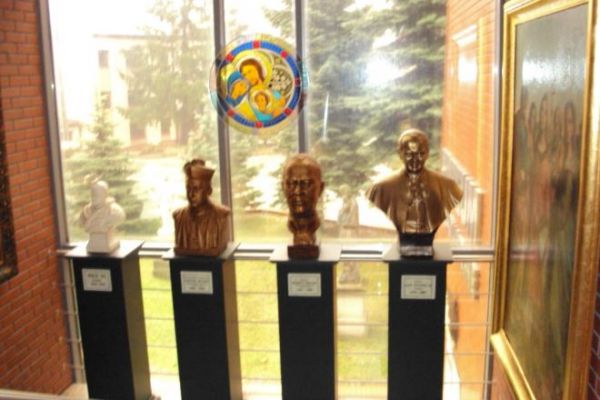 popiersia wybitnie zasłużonych dla polskiego kościoła rzymsko-katolickiego.