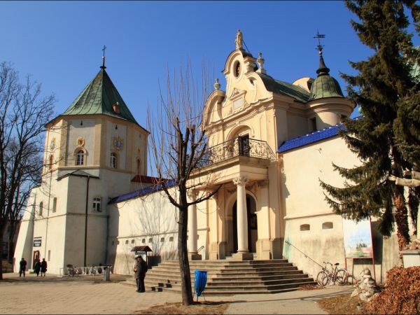 Bazylika Zwiastowania NMP w Leżajsku – wzniesiona w miejscu, gdzie według tradycji ukazała się w 1590 roku Tomaszowi Michałce Matka Boska. Sprawują nad nią opie