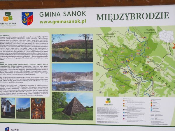 "wzorcowy" witacz przy polu biwakowym, wszystkie wsie Gminy Sanok takie posiadają, godne naśladownictwa - polecamy i dziękujemy !