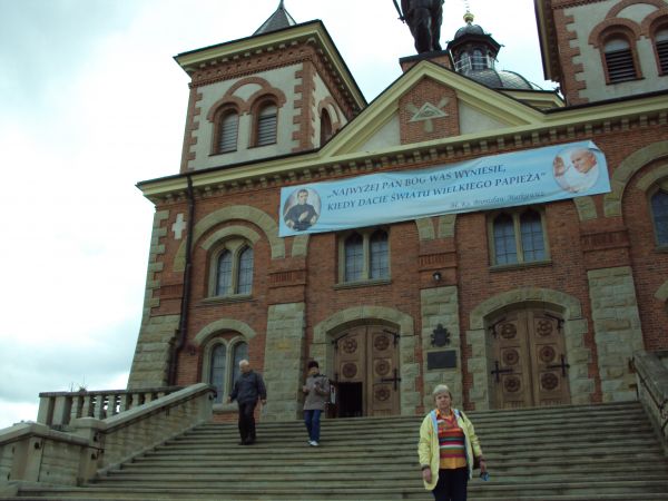 Przed Sanktuarium św. Michała Archanioła i bł. ks. Bronisława Markiewicza. Tzw. kościół "Na Górce", ks. Markiewicz w 1892r. powrócił z Włoch do kraju i objął pa