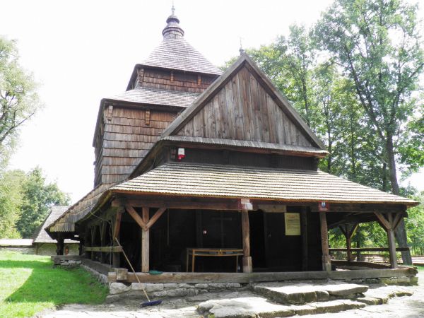 Unikatowy drewniany zespół cerkiewny o charakterze obronnym z XVI wieku , p.w. Św. Paraskewy .