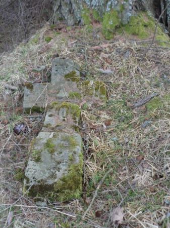 krzyż nagrobny, kamienny - na cmentarzu ewangelickim. Wspomnę jeszcze że 28 lipca 2017r. ma zostać oddany Szlak Józefiński - toteż można się spodziewać iż te mi