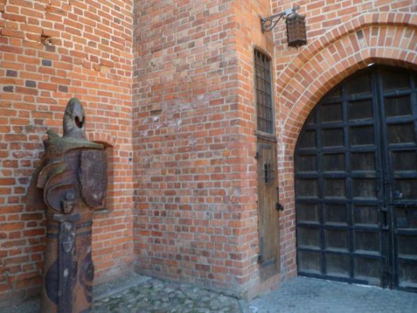 wartownik - strażnik - rycerz na posterunku przy bramie - jednej z kilku - do Zamku Książąt Mazowieckich.