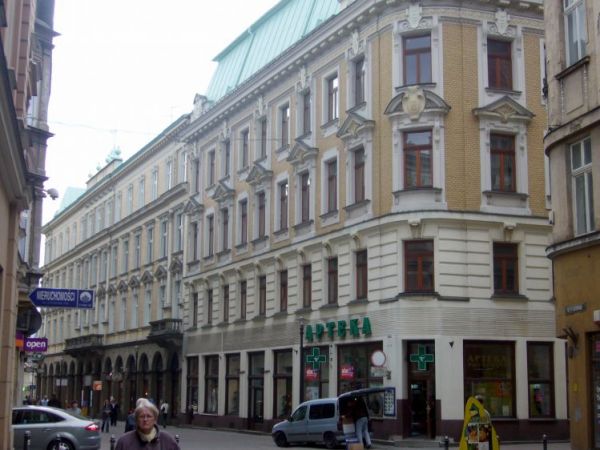 Reprezentacyjna ulica 11 Listopada (główny deptak miasta) powstała jaw końcu XVIII w. jako część "traktu cesarskiego" łączącego Wiedeń z Krakowem.