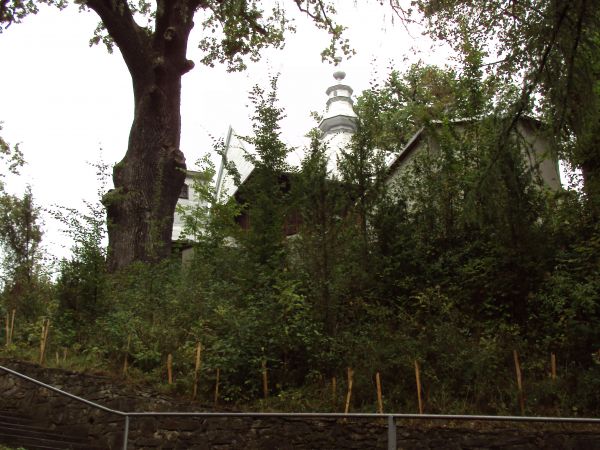 schody prowadzą do kościoła pw. Wniebowstąpienia Pańskiego - tak jest od  1969r., w pobliskiej Wołkowyi, gdy powstawał zalew soliński, zburzono kamienny rzymsko