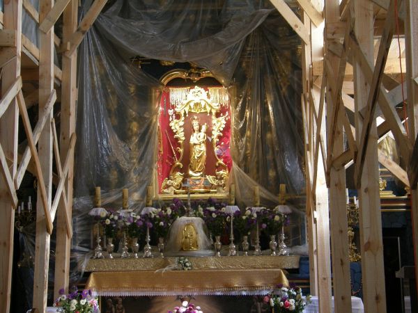 Wąwolnica - figura Matki Boskiej Kębelskiej z XIV/XV wieku wykonana z drzewa lipowego.