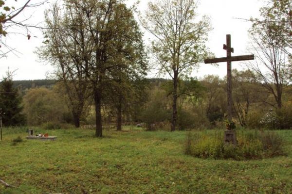 krzyż tzw. "wschodni" osadzony w betonowym cokole - upamiętnia miejsce, gdzie niegdyś cerkiew stała a w jej otoczeniu pochówki czyniono, cmentarz się ostał i po