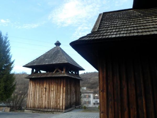 dzwonnica z XIXw., drewniana, konstrukcji słupowo-ramowej, na kamiennej podmurówce, czworoboczna, przykryta namiotowym dachem, pobitym gontem, dach zwieńczony t