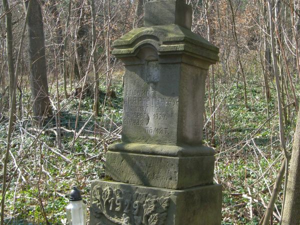 odwiedzanie cmentarzy i ogląd nagrobków pozwala nam podziwiać kunszt i precyzję starych mistrzów kamieniarstwa, grawerów i rzeźbiarzy - na cmentarzu wyznawców o