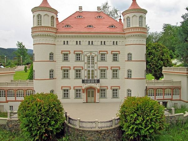 KOWARY - Park Miniatur Zabytków Dolnego Śląska - Pałac Wojanów wybudowany został w XIX w. w stylu neorenesansowym dla króla Fryderyka Wilhelma III, który podaro
