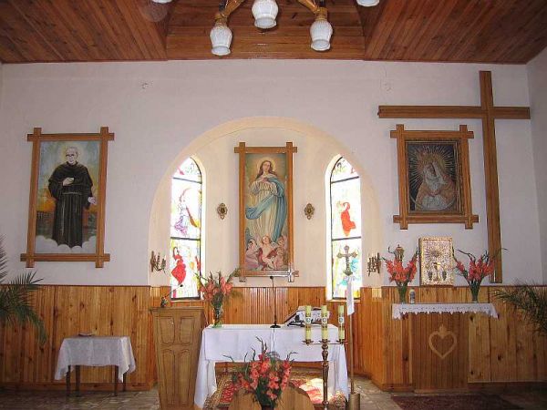 Wnętrze kościoła NMP Królowej Aniłów.