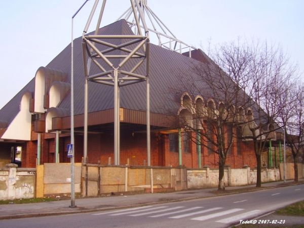 To rok 2007, budowana jest wieża wolnostojąca. Odszukam i dodam zdjęcie z momentu zawieszania dzwonów - teraz Świątynia przy ul. Franciszkańskiej jest już w peł