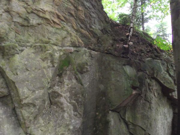 trafić niełatwo - ale jest: cel zdobyty, pomnik przyrody nieożywionej "Ściana  skalna pod Kostryniem" - na dobrych mapach oznaczona, najlepiej "Kotlina Uherczań