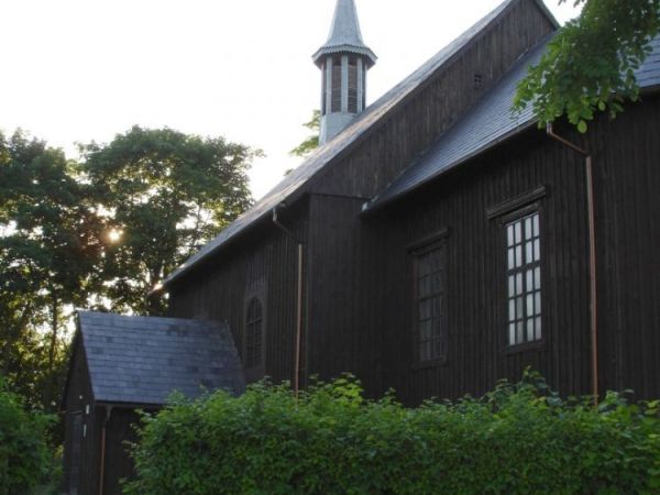 Kościół modrzewiowy z 1674 roku. Obok prawego ołtarza mieści się renesansowa chrzcielnica. Drewniana dzwonnica pochodzi z XVIII wieku. 
http://www.mikolaj-gasa