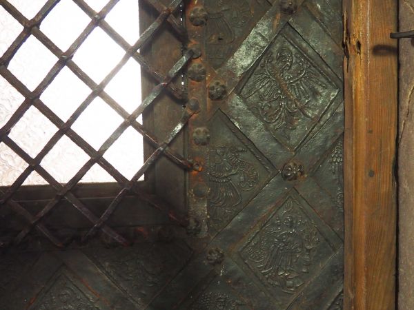 drzwi - n/z fragment, gotyckie, z 2 - giej połowy XVw., pokryte metalowymi polami w kształcie rombów, ukazującymi na przemian : Zwiastowanie NMP oraz symbole he
