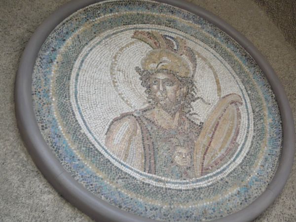 Ciekawa mozaika widziana z krużganku.