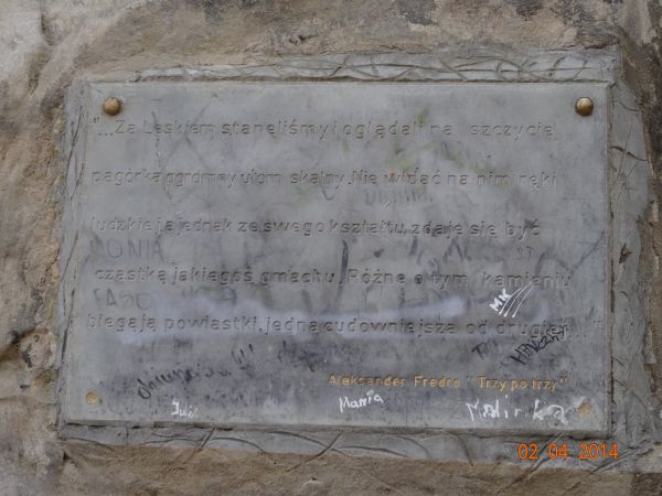 "Trzy po trzy" - autor Aleksander Fredro, tu na tablicy fragment. Ród Fredrów, jak i on sam, związany był z Ziemią Sanocką, w której mieli majątki, m.in. w Cisn