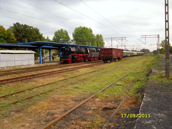 Zabytkowy pociąg na stacji kolejowej