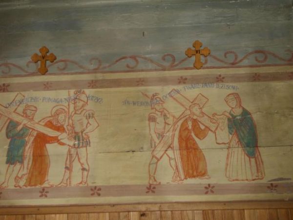 na polichromii przedstawiona Droga Krzyżowa - n/z stacje V i VI, - w czasach kiedy je tworzono mało było osób potrafiących czytać i pisać i te dzieła stanowiły