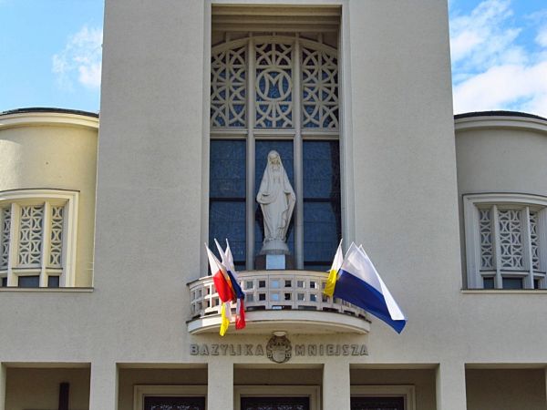 Bazylika Mniejsza w Niepokalanowie na terenie franciszkańskiego klasztoru-sanktuarium w Niepokalanowie („Gród Maryi”)