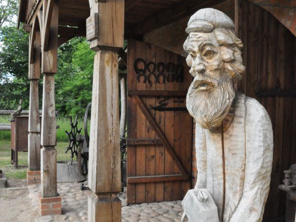 Wolsztyn - Skansen Budownictw Ludowego Zachodniej Wielkopolski, kuźnia i rzeźba kowala.