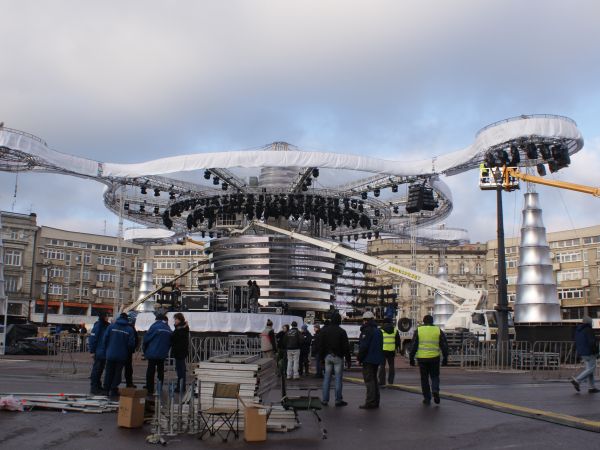 Budowa estrady na Placu Wolności w Łodzi na powitanie Nowego Roku 2010