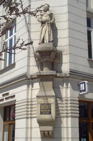 pomnik króla Władysława Jagiełły, niżej tablica w rocznicę bitwy pod Grunwaldem.