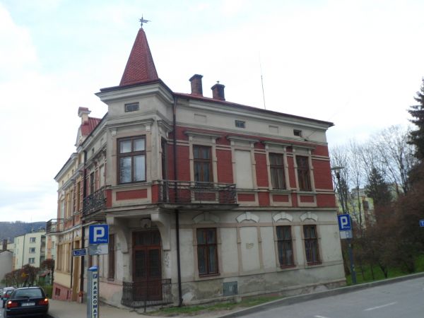 willa z wieżyczką i wykuszem, zabytkowa, wzniesiona w 1903r. przy wlocie ul. Żydowskiej w ul. Sobieskiego, dziś tam m.in. ma biura Cech Rzemiosł Różnych.