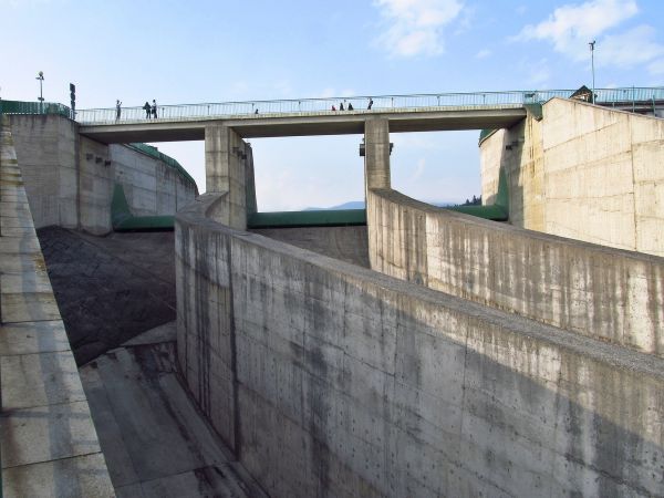 Widok na górę tamy między jeziorami Czorsztyńskim i Sromowieckim