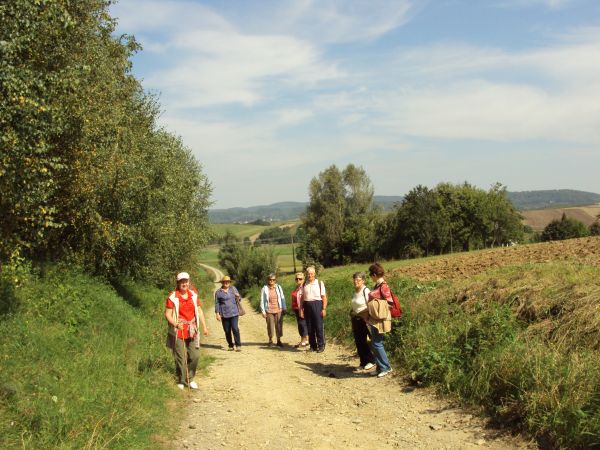 od centrum wsi Górki - starym traktem, gościńcem przez tereny przysiółka Równie - tam gospodarstwo agroturystyczne, z jego ofertą i wachlarzem prezentacyjnym i